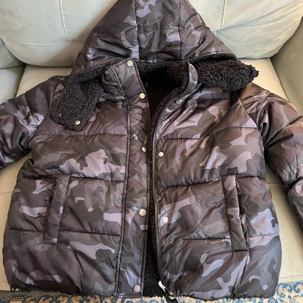 Women’s L Black and gray Camo Puffer Jacket with Zip-off hood and Fleece lining